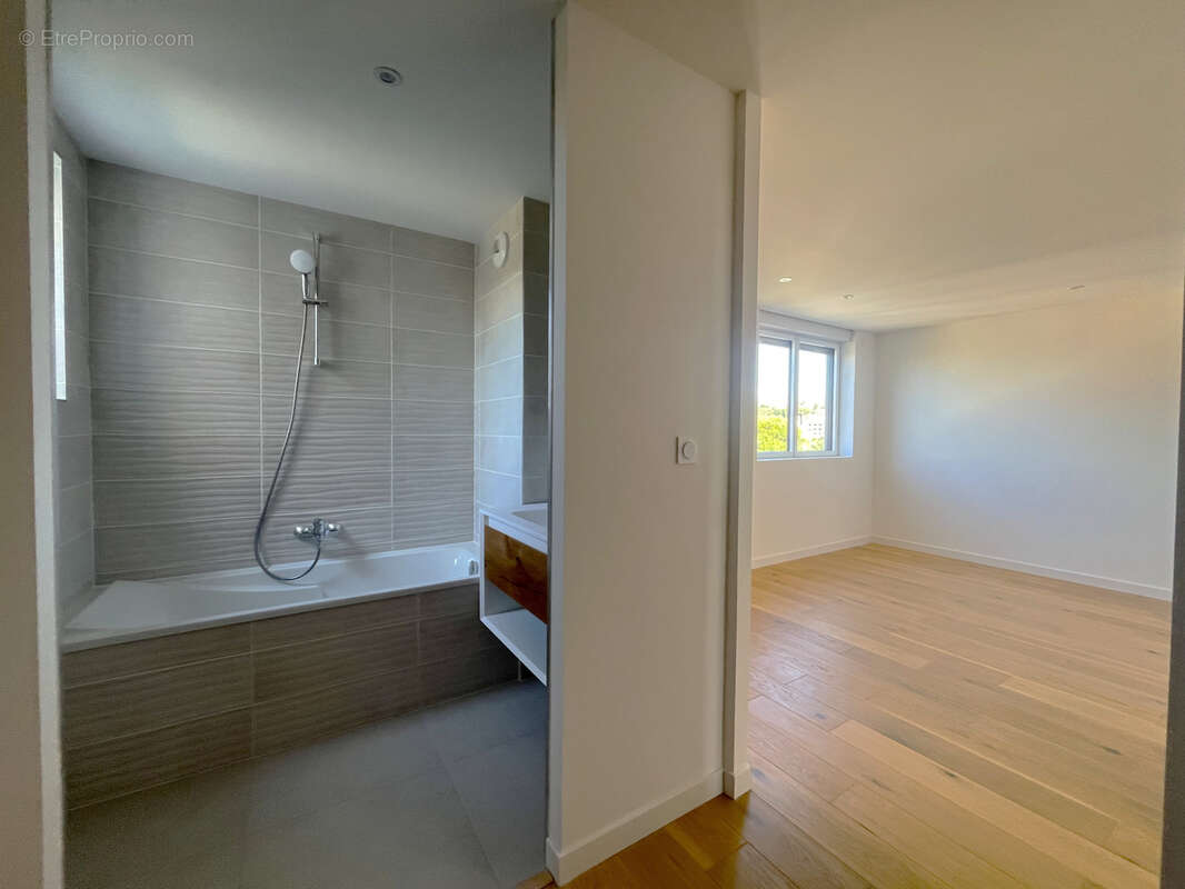 Appartement à SAINT-LAURENT-DU-VAR