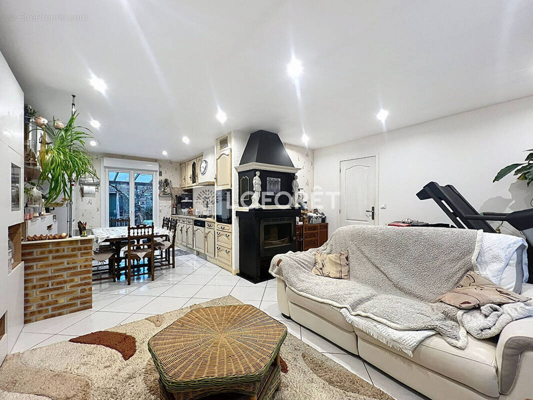 Maison à MONCETZ-LONGEVAS