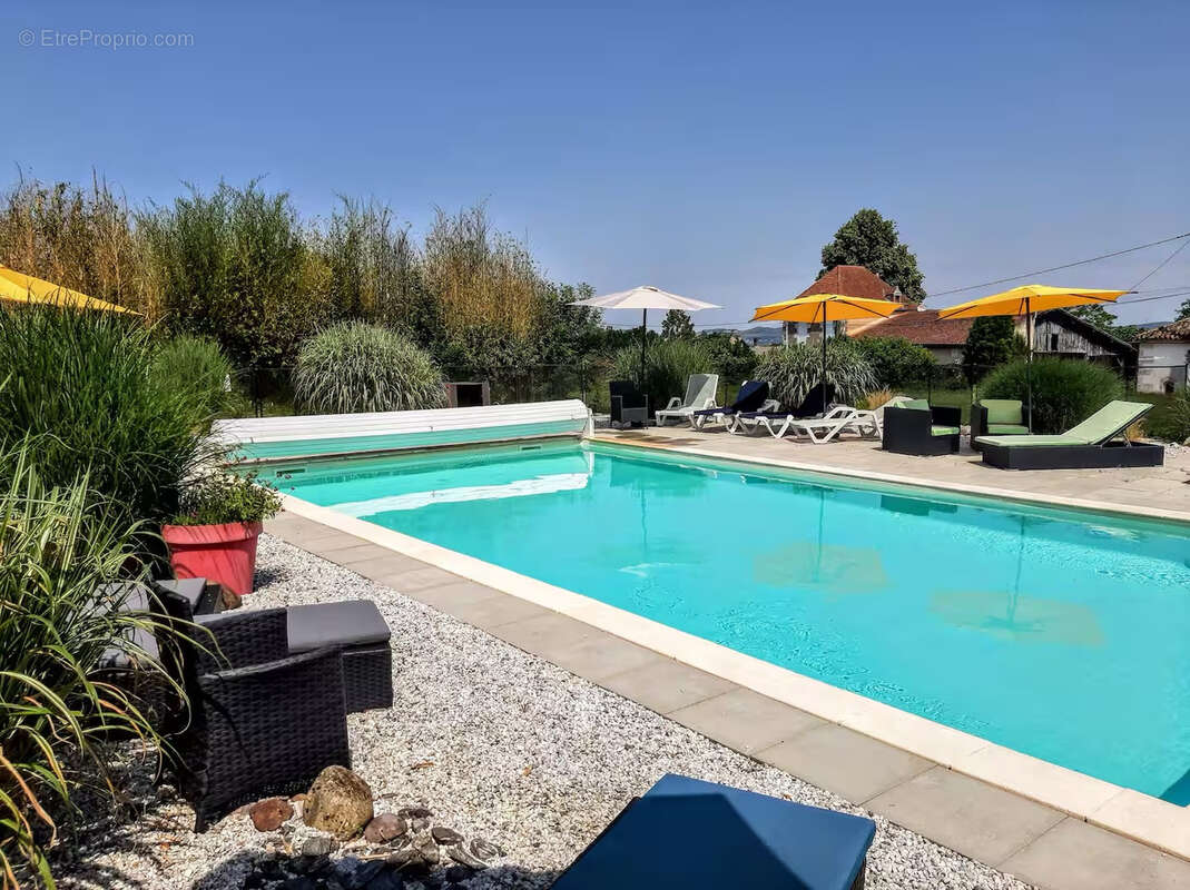 Propriété de charme avec activité de gîtes   Piscine, spa - photo 4