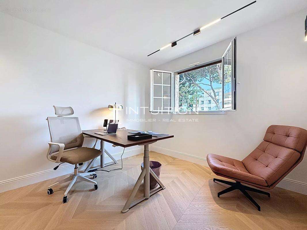 Saint Laurent du Var : 3 pièces entièrement rénové au dernier étage avec garage - photo 13