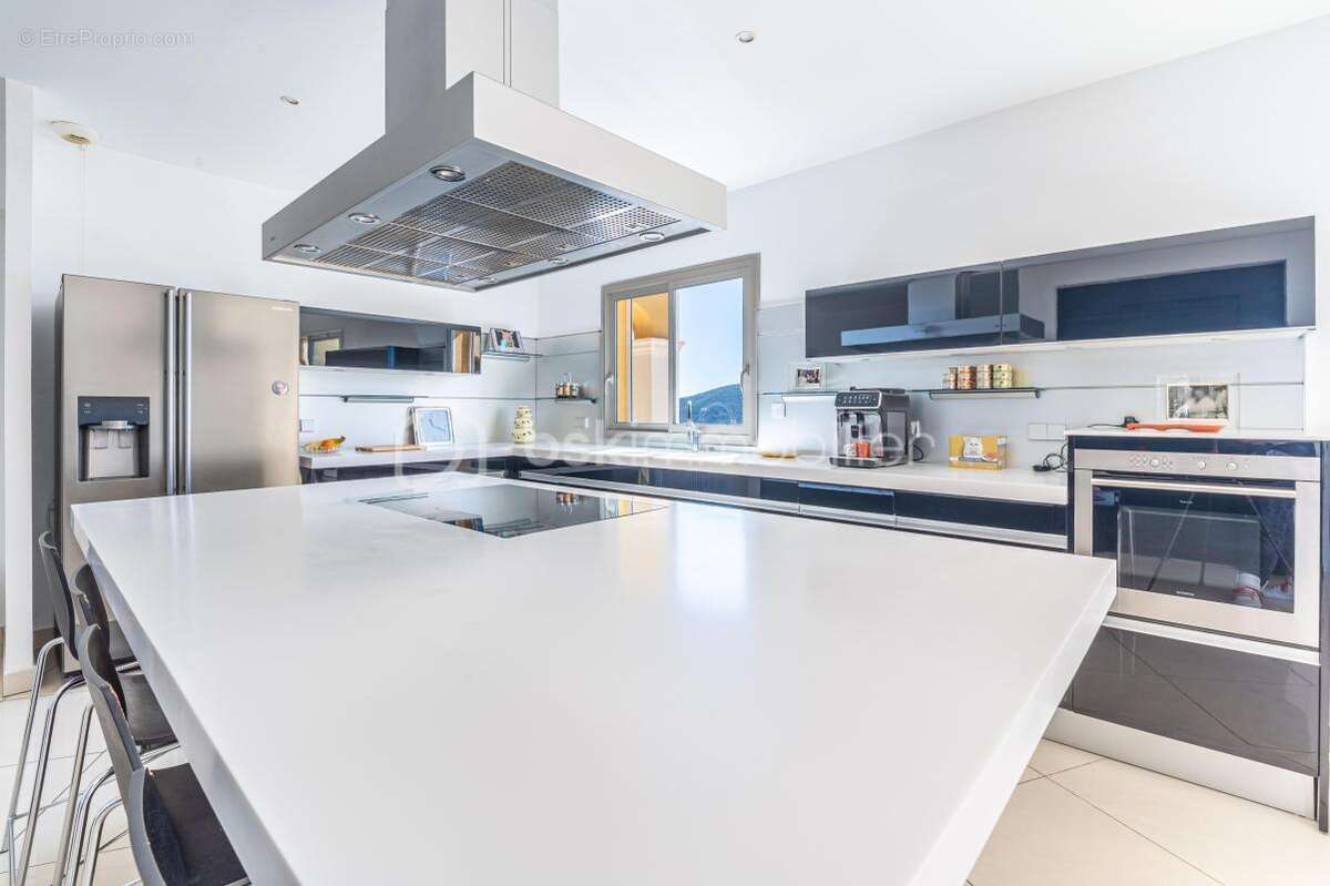 Côte d'azur - Propriété de prestige 230 m² avec piscine à débordement et panorama sur les Îles d'Or - photo 9