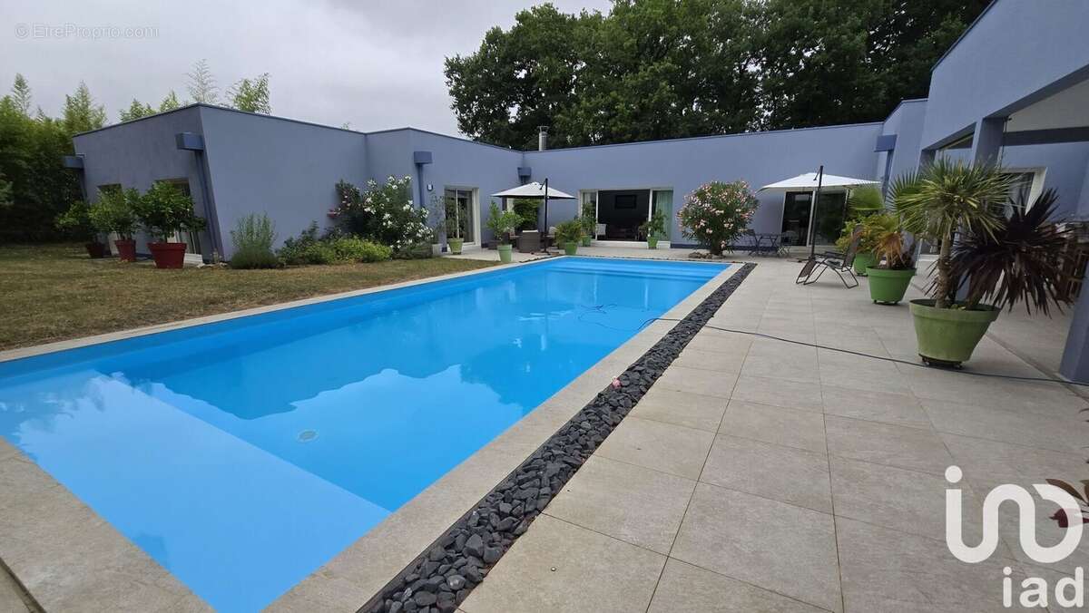 Maison 196 m² à La Foye-Monjault  - photo 3