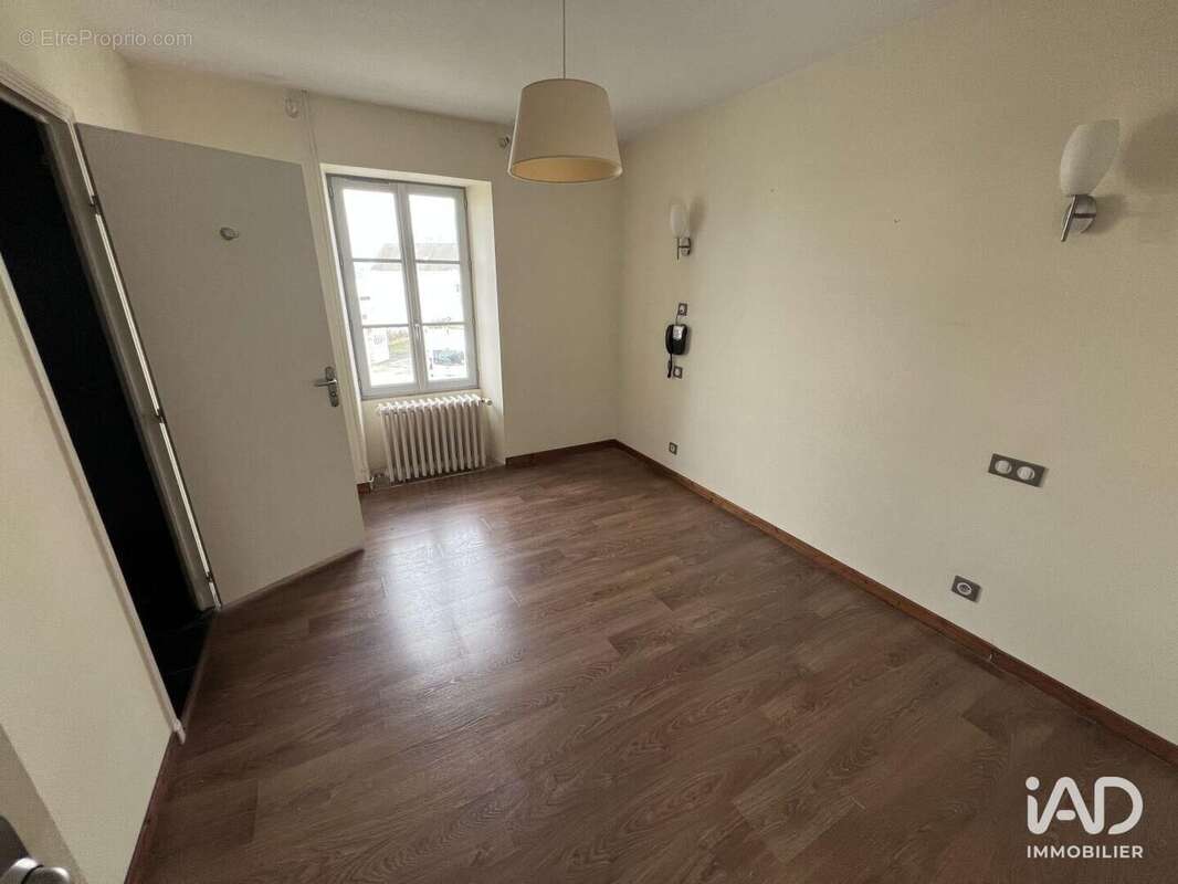 Photo 7 - Commerce à NOUZERINES