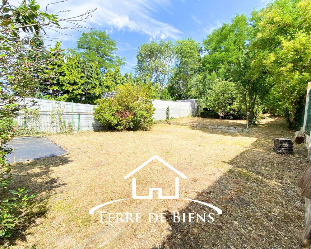 Maison de caractère de 160 m2   Beaux volumes, patio, jardin clos et fort potentiel d'aménagement   Pommiers - photo 3