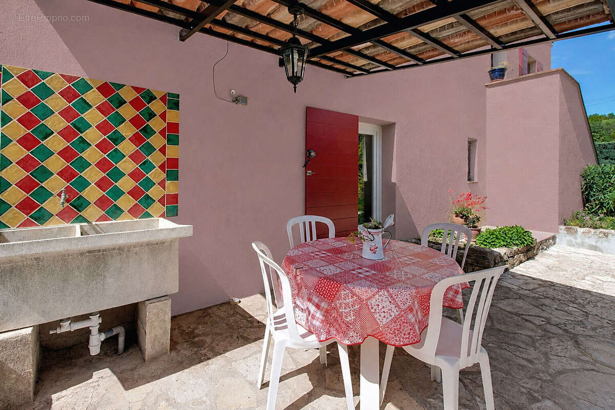 A VENDRE EN EXCLUSIVITE ! À  SAINT ANTONIN DU VAR Maison - 6 pièces 153 m2 sur un terrain de  1200 m2 avec piscine - photo 11