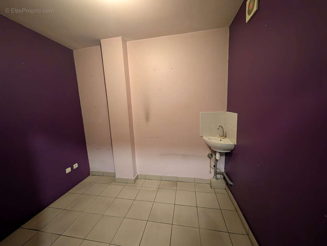 Commerce 78 m² à Saint-Pierre  - photo 4