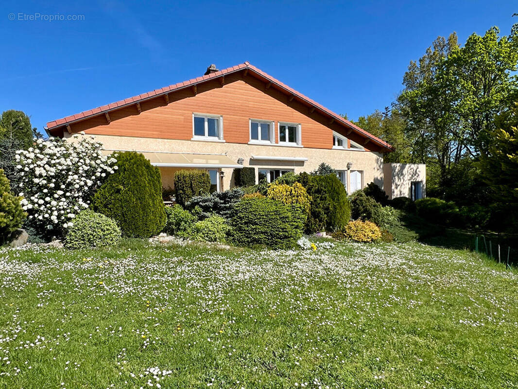 Maison à SAINT-GENES-CHAMPANELLE
