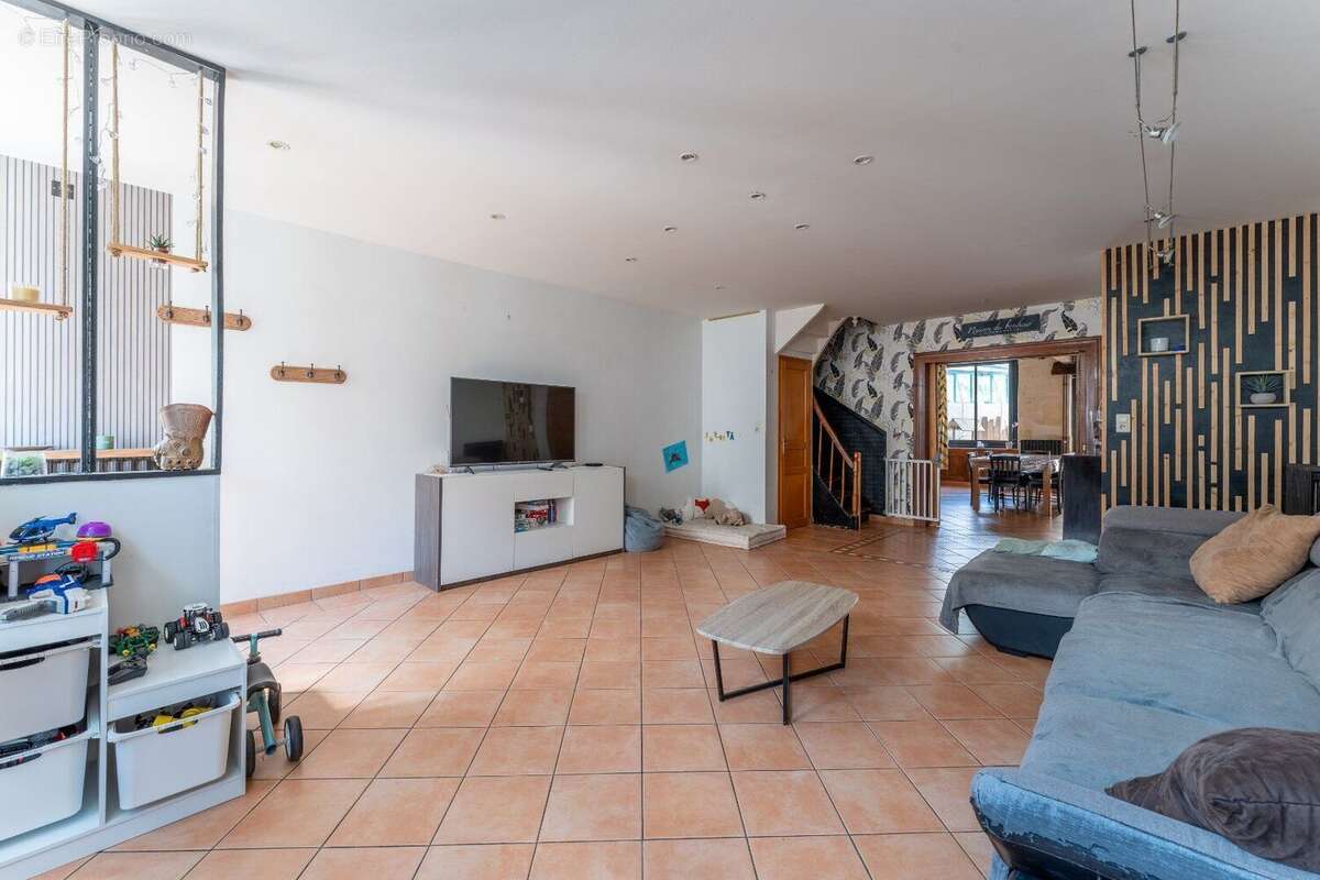 Grande maison de ville avec 6 chambres, dépendance sur deux niveaux et jardin - photo 14