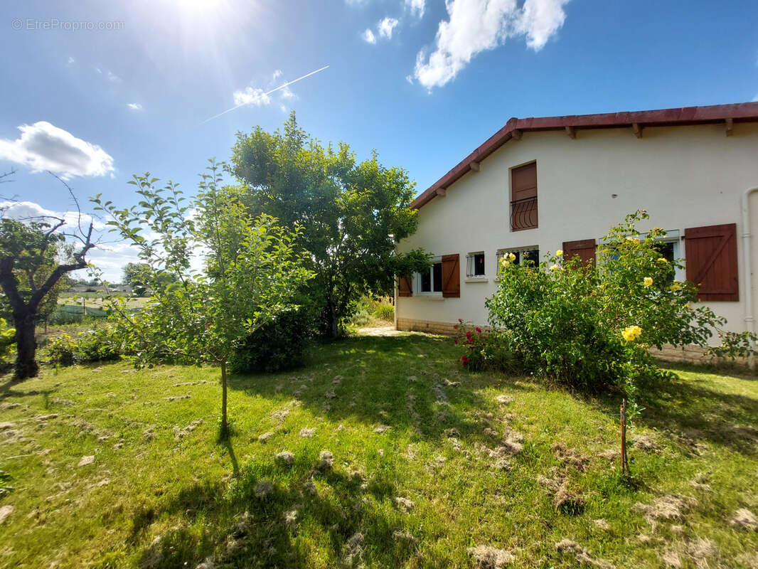 Marssac, Maison 3 pièces de 111m2 et un studio indépendant de 25m2, garages et jardin - photo 16