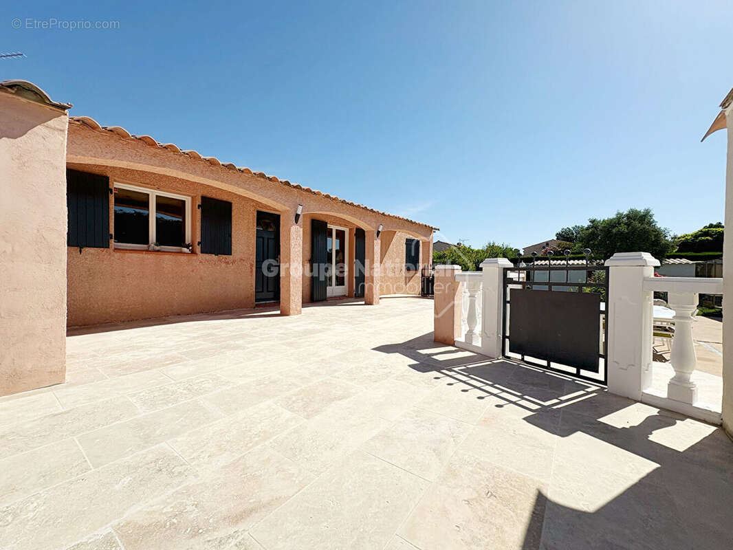 Exclusivité à Salon de Provence : Superbe maison 6 pièces avec piscine au quartier Bel-Air - La Crau - photo 3
