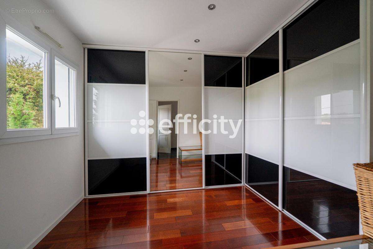 Maison 155 m² à Le Pian-Medoc  - photo 6