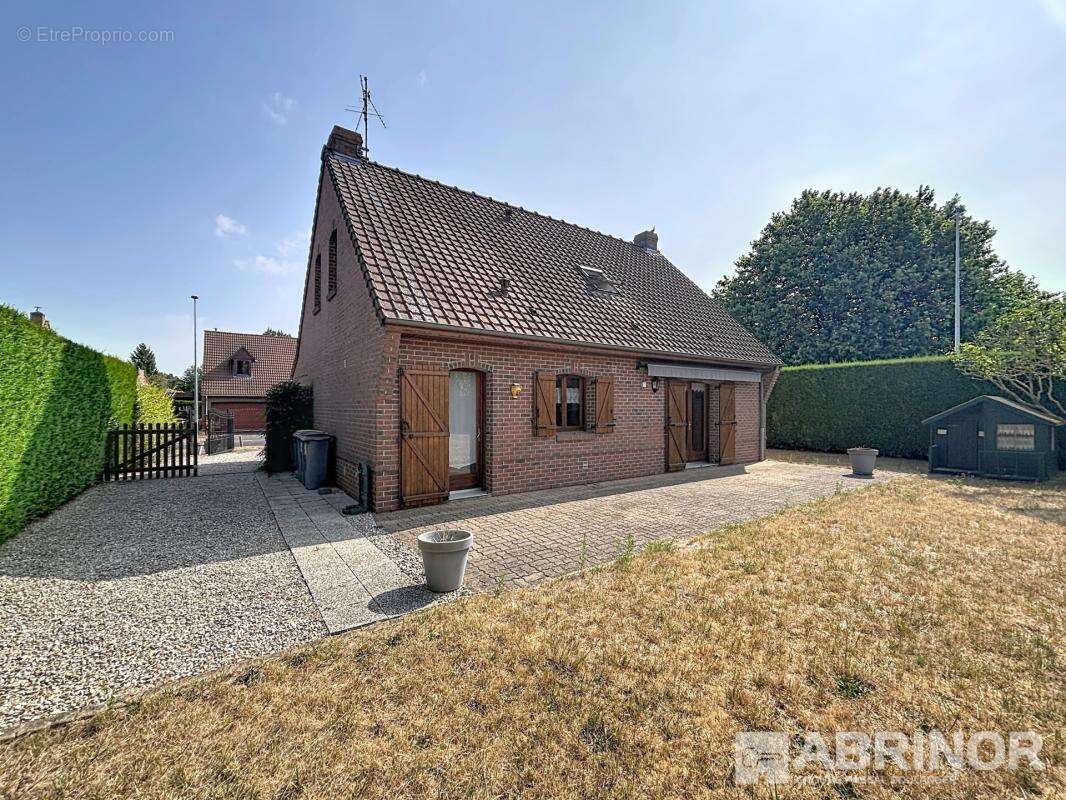 Maison individuelle en briques bâtie sur 697 m² - photo 10