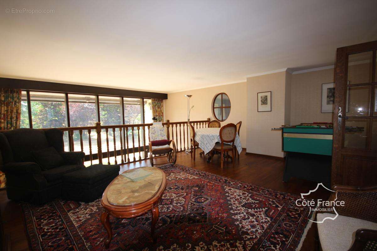 AUBRIVES VILLA DE CARACTERE sur un terrain de 3600 m2, proch - photo 7
