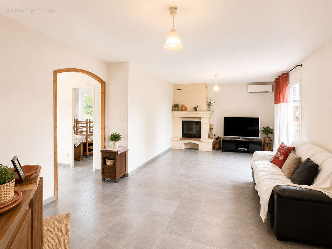 Maison de plain-pied de 129 m2 avec 4 chambres, grand terrain de 2 400 m2 et garage - photo 5