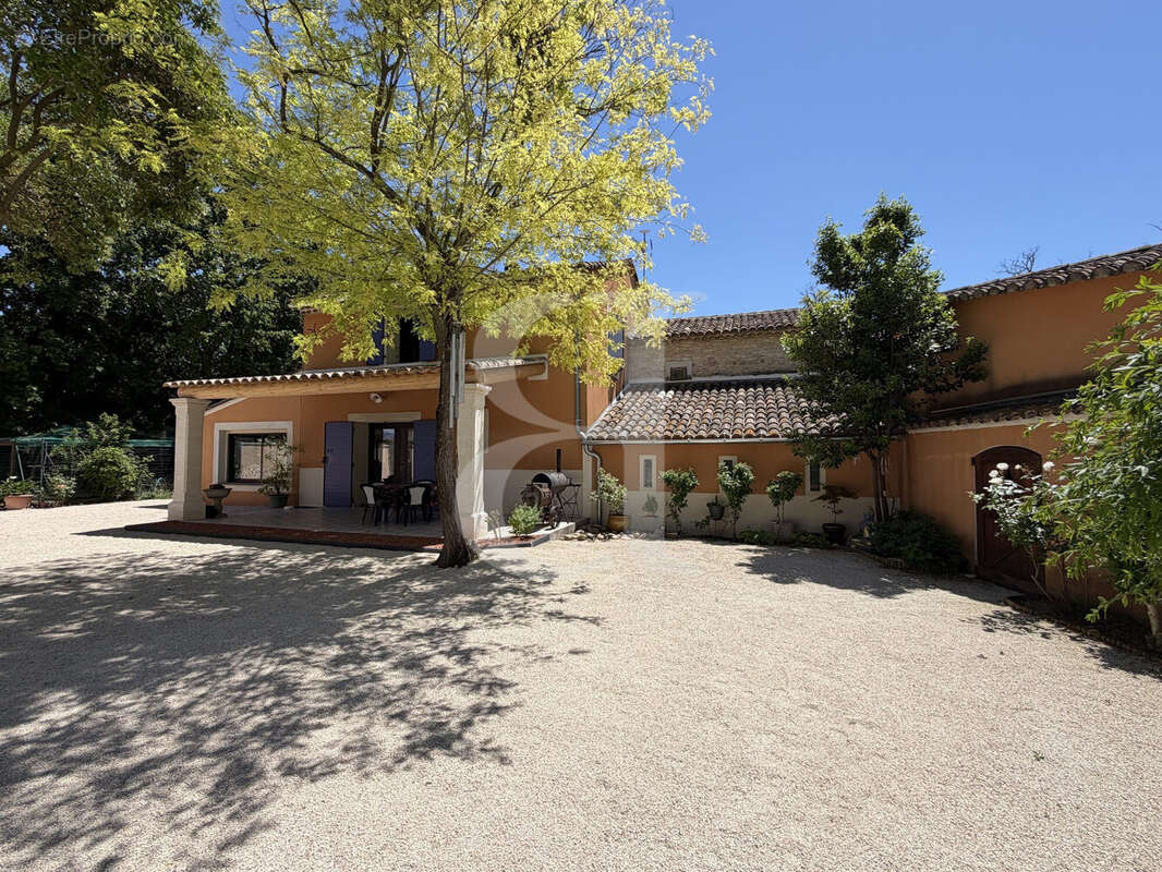 Maison à L'ISLE-SUR-LA-SORGUE