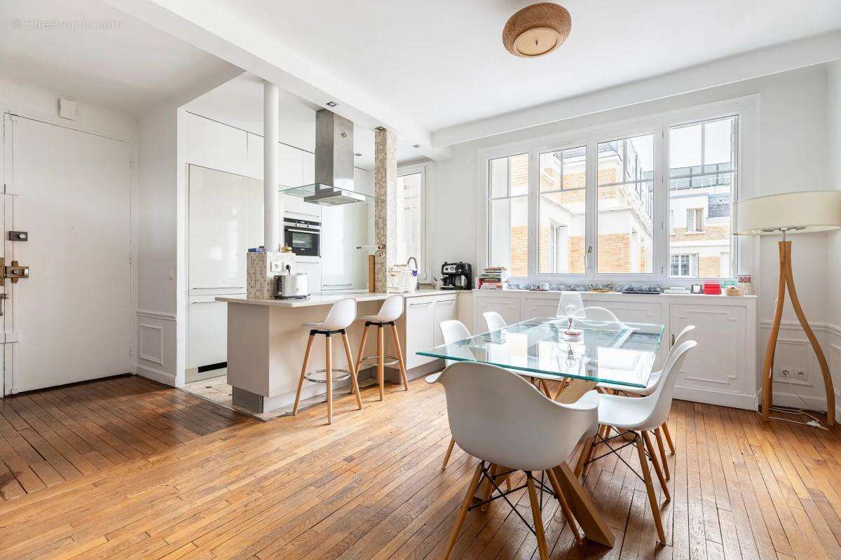 Appartement à PARIS-16E