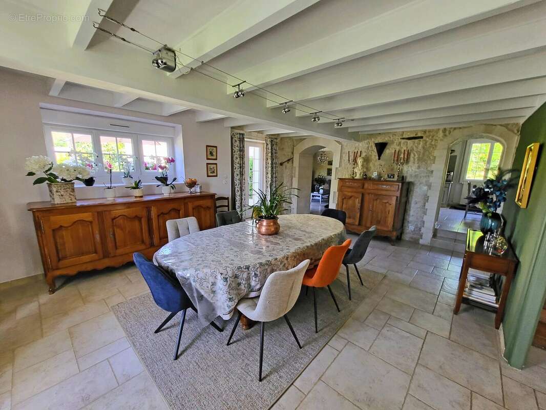 Très jolie maison familiale en pierre, comprenant 4 chambres, avec piscine et grande grange sécurisée. - photo 4