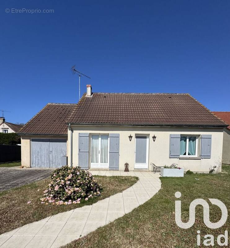 Photo 1 - Maison à SAINT-DENIS-DE-L'HOTEL