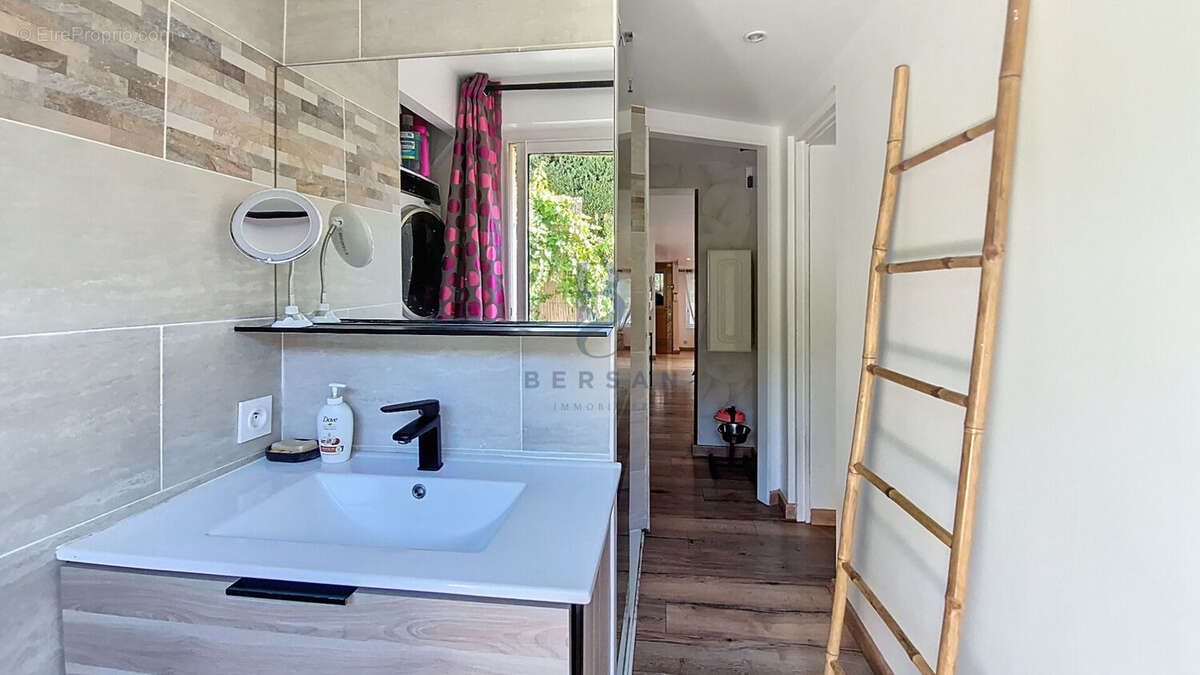 ** vendu par votre agence bersan immobilier**  villa avec piscine quartier tour de mare fréjus, rénovée avec goût - photo 16