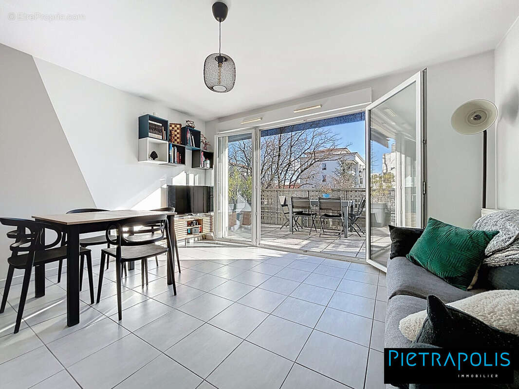 Appartement à MEYZIEU