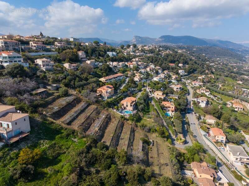 Terrain à SAINT-LAURENT-DU-VAR