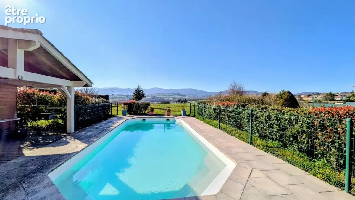 Villa familiale de 212m² - vue Monts du Lyonnais - calme absolu - piscine - grand terrain - photo 7