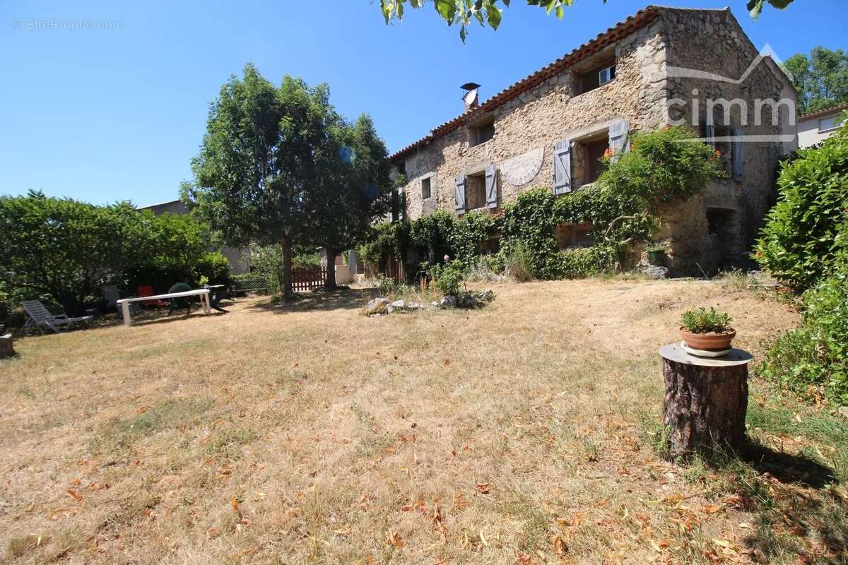 Grande maison en pierre avec un beau jardin et un garage carport - photo 10