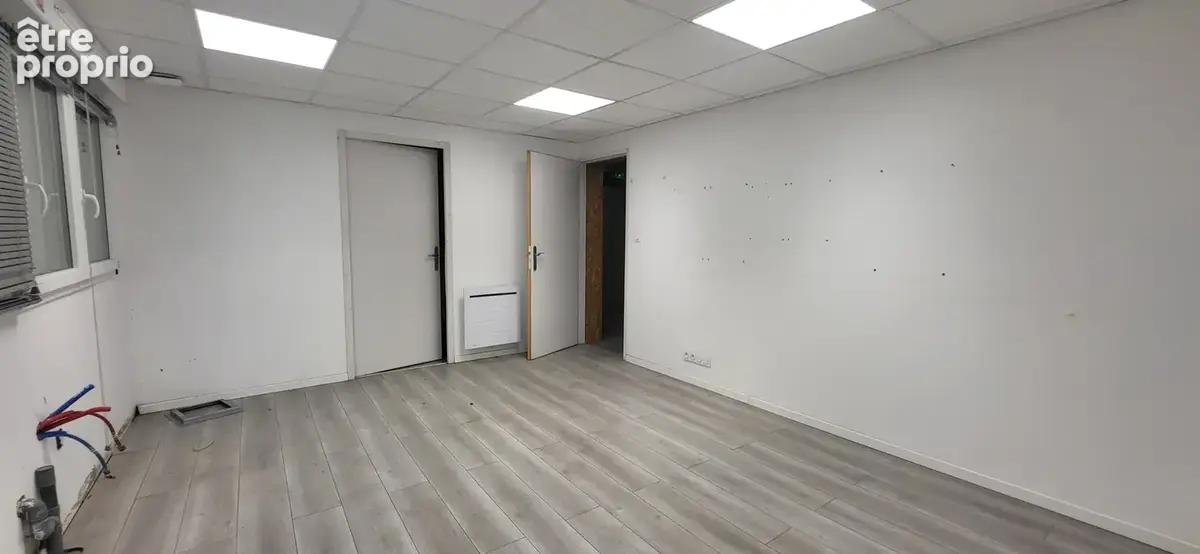 Emplacement Commercial - visuel - parking - Local. - photo 3