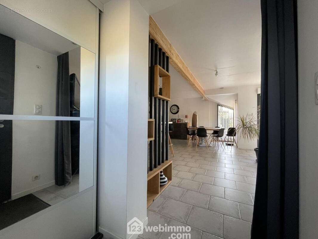 L&#039;entrée avec placard ouvre sur la pièce de vie : - Maison à NAINTRE