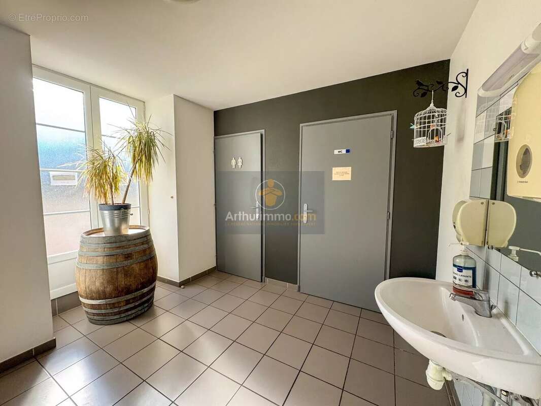 Commerce à MONTSAUGEON