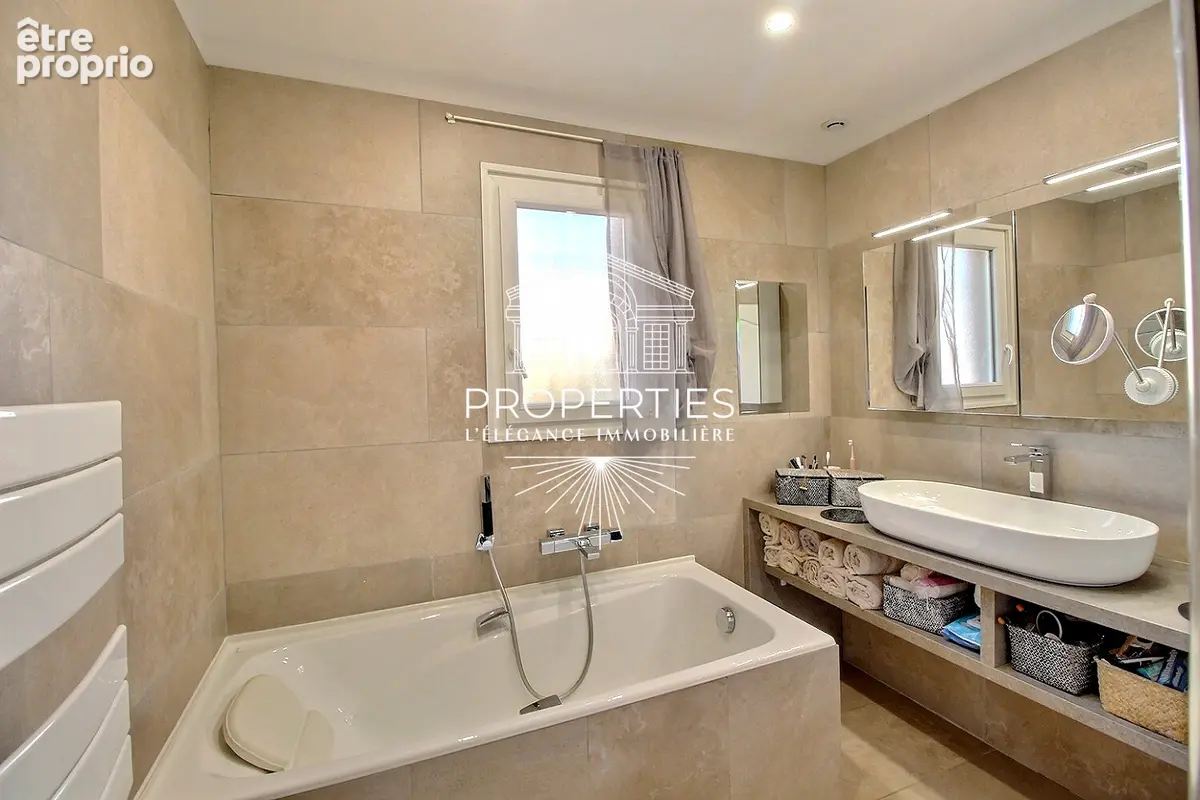 Bormes - maison de plain pied - 4 pieces - 3 chambres - piscine - garage - photo 9