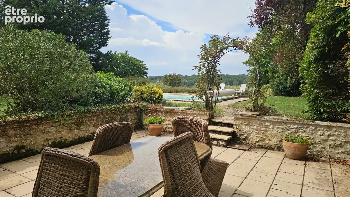 Propriété avec piscine, parc arboré et belle vue sur la campagne - photo 3