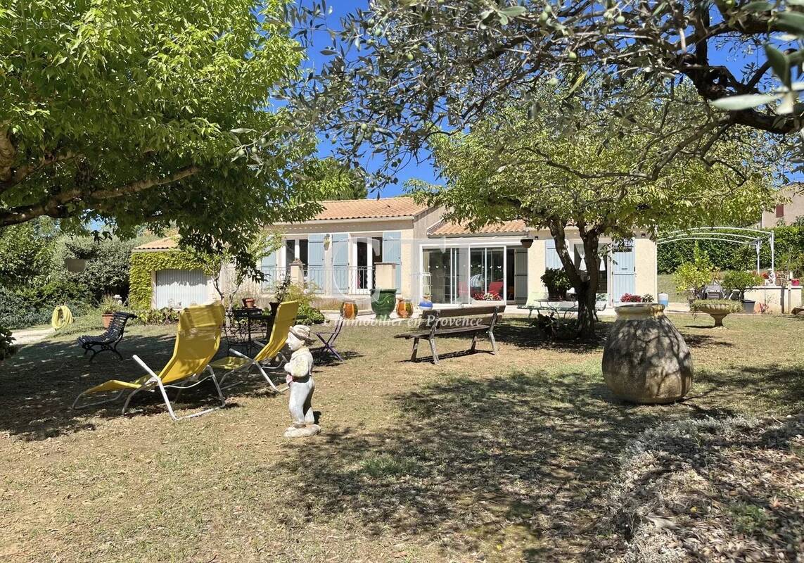 Charmante villa de plain-pied avec beau terrain arboré et clos de 2 627 m² - photo 2