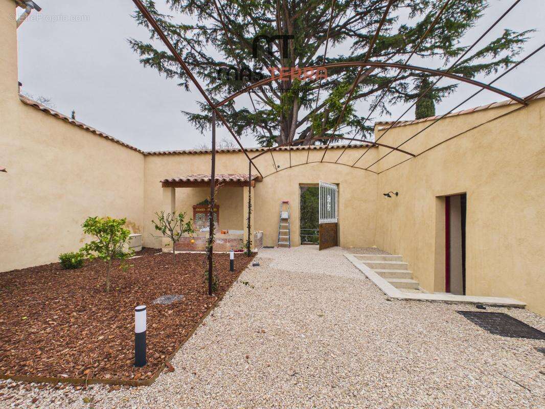 Appartement à CHATEAUNEUF-GRASSE