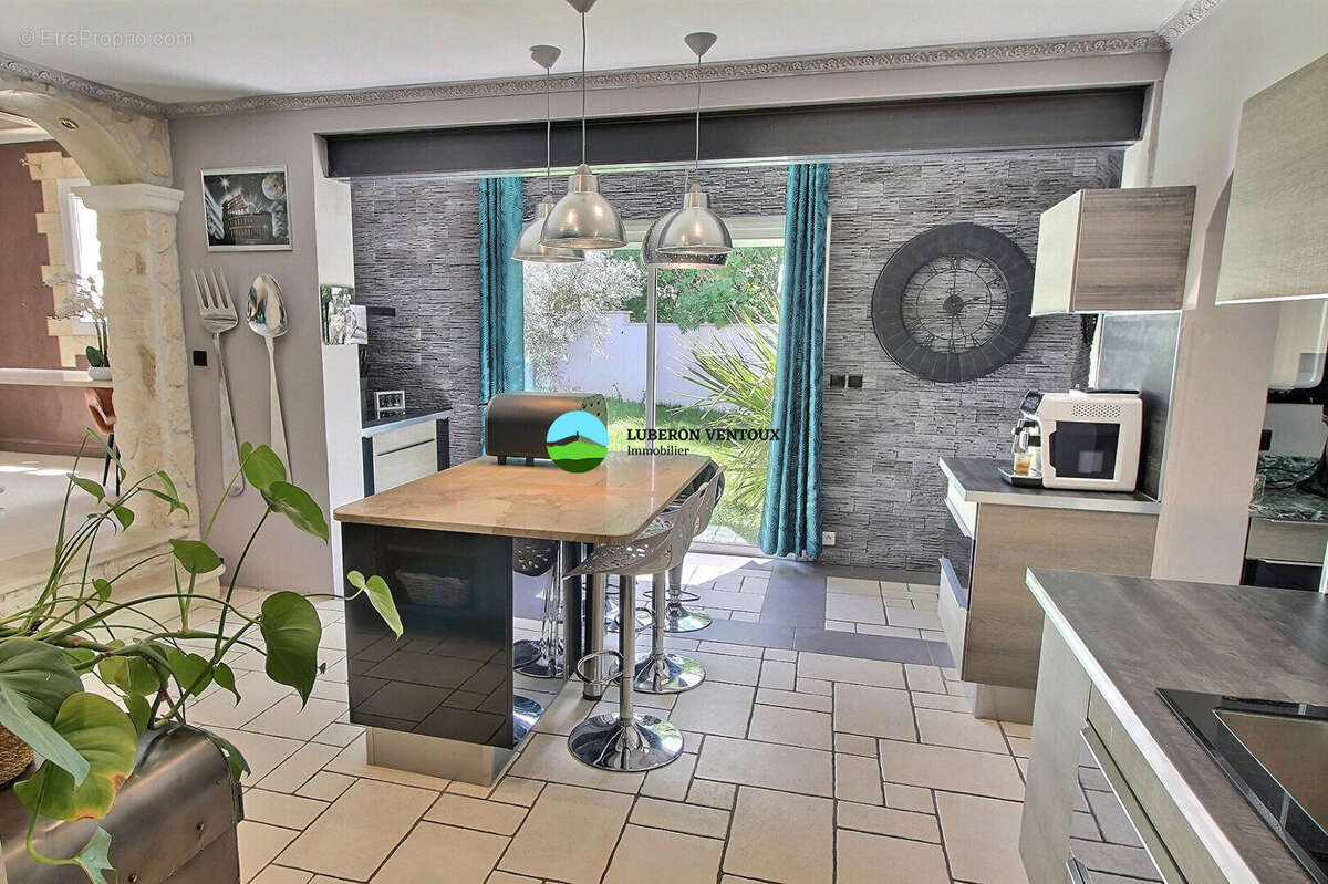 Maison  à Saint Didier, double séjour, 5 chambres, plus de 1000m² avec piscine. - photo 11