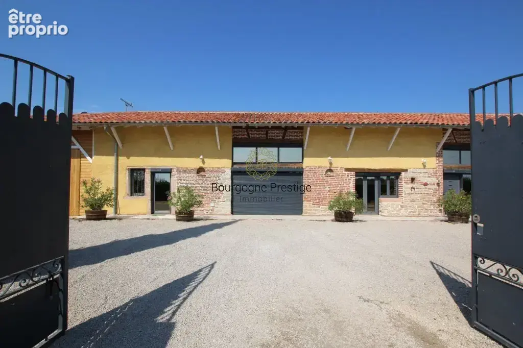 A 15 km a l'est de tournus, belle longere du xixe siecle avec piscine et dependances terrain 2912 m² - photo 4