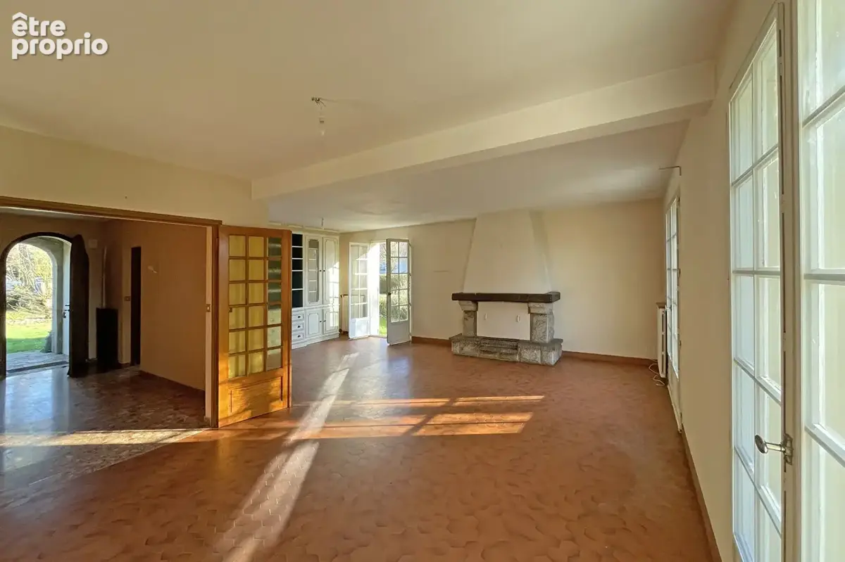 Maison traditionnelle 8 pièces - 180 m² - Lotissement résidentiel, centre-bourg - photo 6