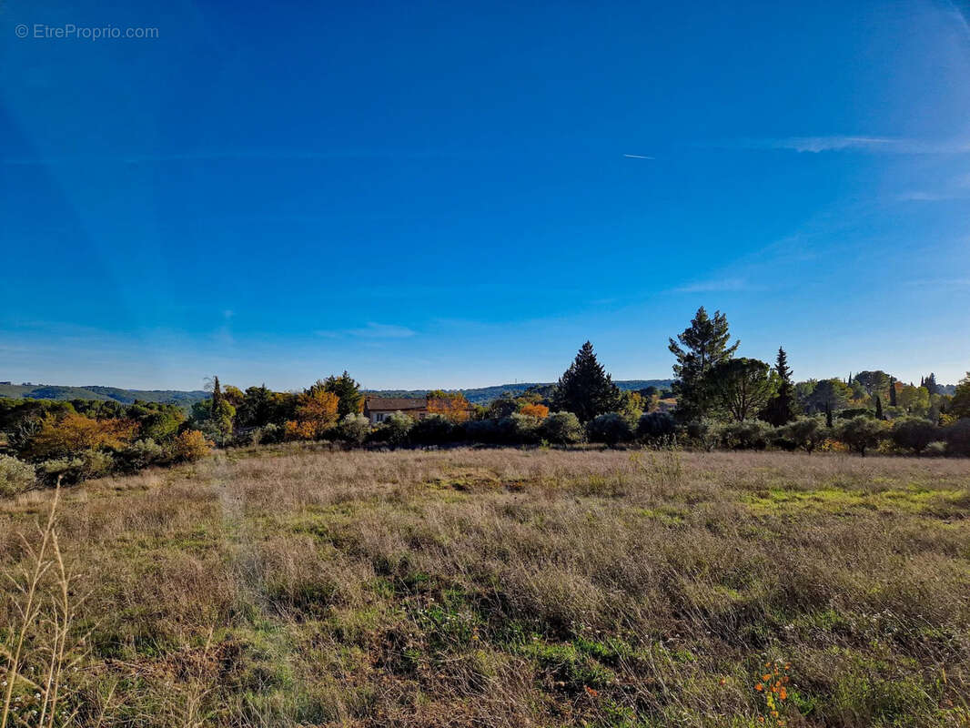 Terrain à LORGUES