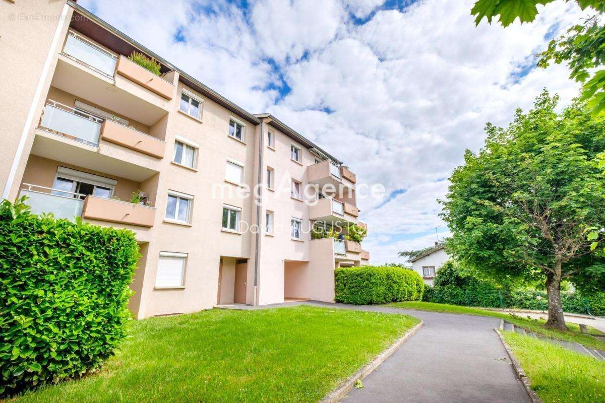 Appartement à LA TOUR-DE-SALVAGNY