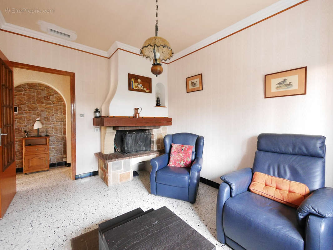 Petit salon avec cheminée - Maison à NIMES
