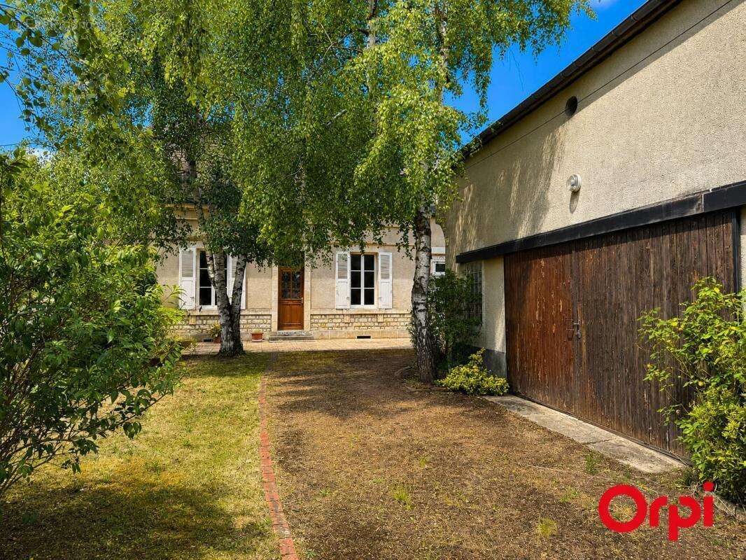 Maison familiale à vendre à Dun-sur-Auron – 136 m² – 4 chambres – Garages – Dépendances – Jardin clos - photo 14