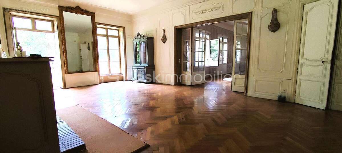 Château à vendre - Aile de château d'exception sur la commune de Parigné – 457 m² – 2 hectares de terrain - photo 9
