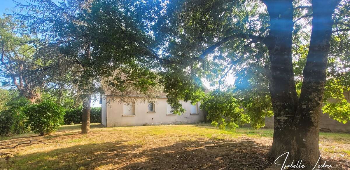 Maison à SAINT-JULIEN-DE-VOUVANTES
