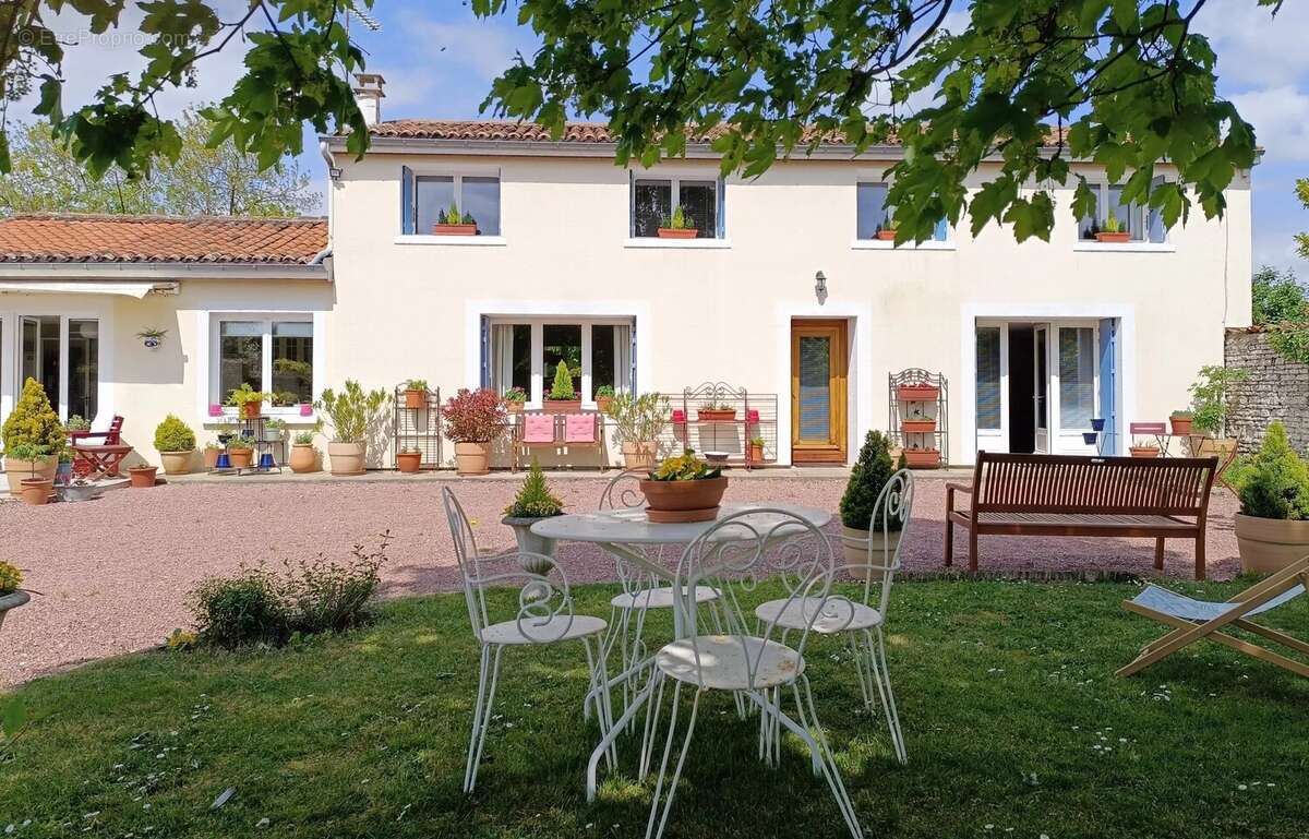 Maison à BLANZAC-LES-MATHA