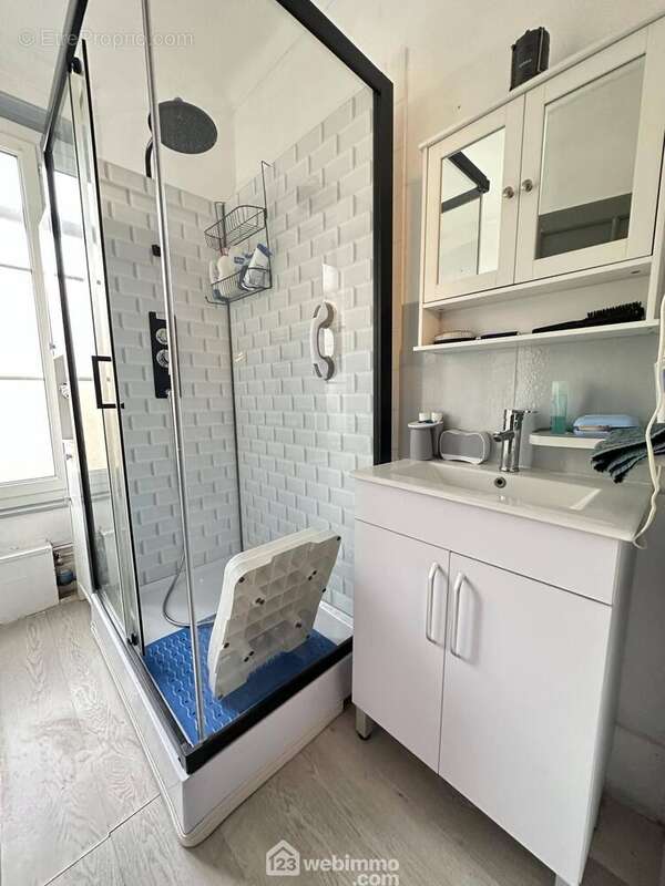 La salle de bains avec vasque sur meuble et une douche - Appartement à CREPY