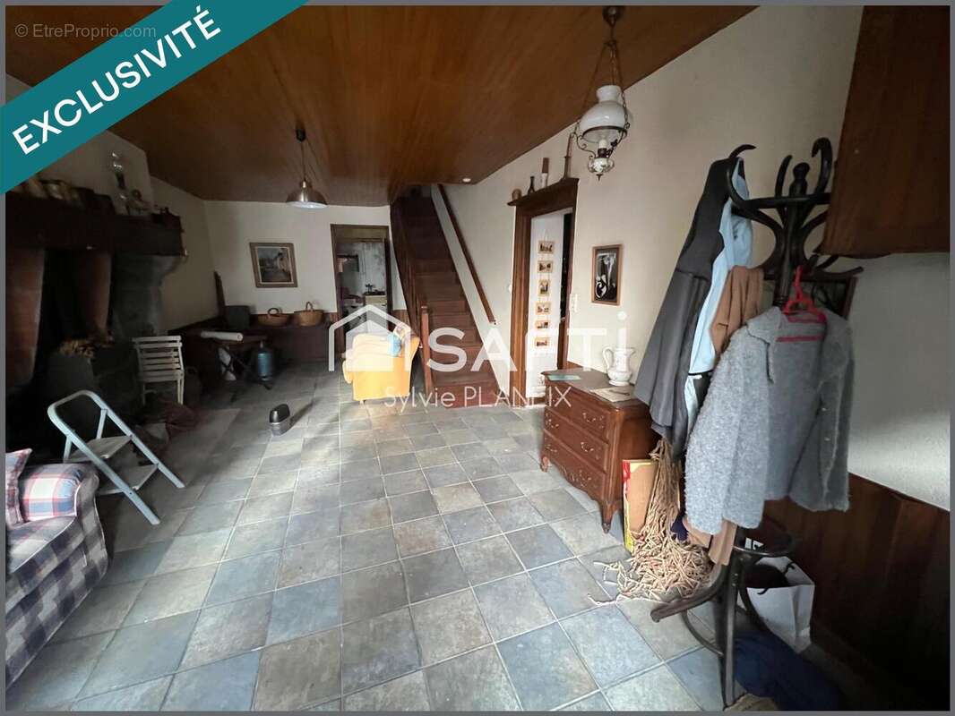 Maison 119 m² à Crocq  - photo 2
