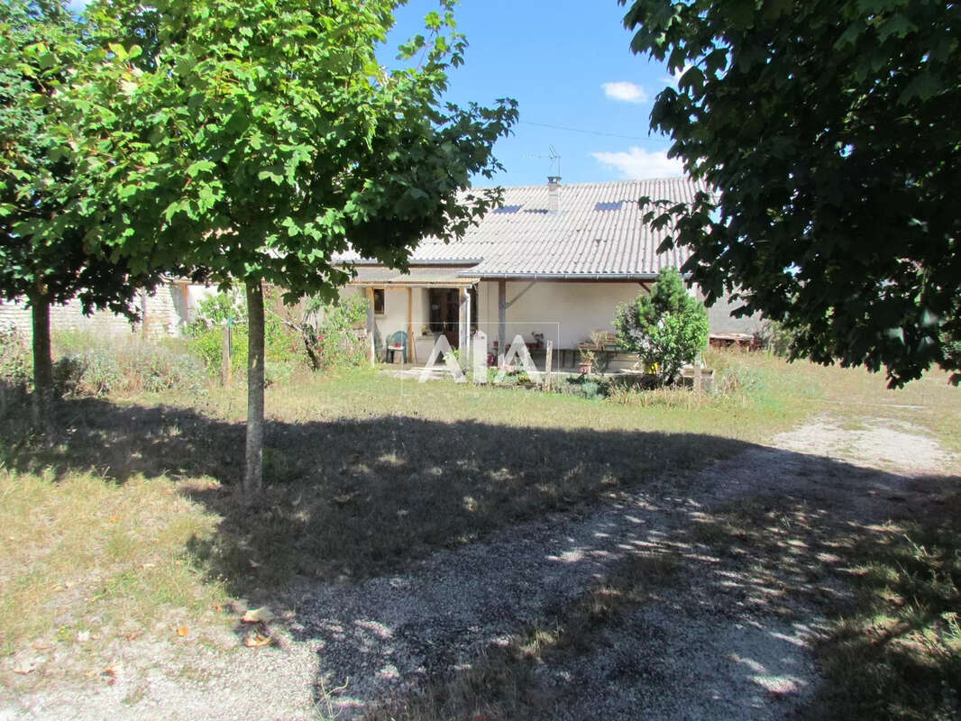 Maison de village avec bâtiment agricole proche de chef Boutonne - photo 21