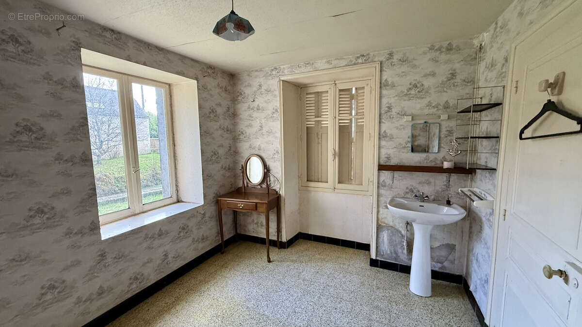 Maison à VILLAINES-LES-ROCHERS