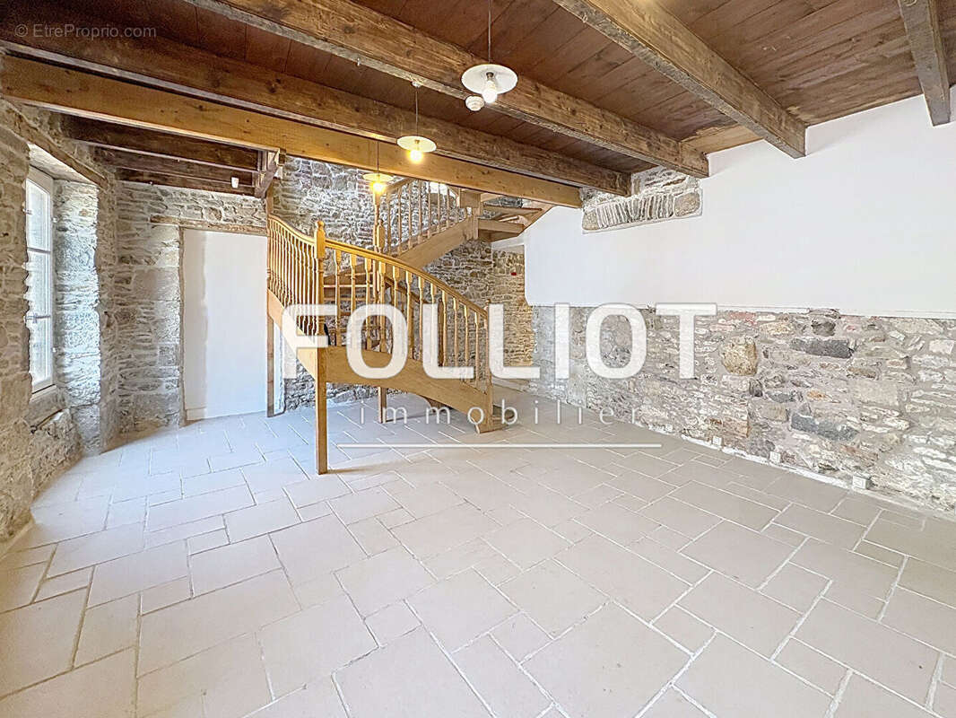 Ancien palais de justice du XVIe siècle - Bien de caractère avec fort potentiel au coeur de Genêts - photo 2