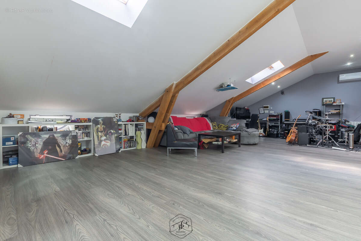 Maison d'architecte de 300m2 sur un terrain de 5.79 ares avec jardin et garage - photo 19